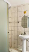 Cozy Living by Miranda, Acacia - 2 BDR, 4 beds, 3 Bthrms, Unlimited WIFI, Free Parking, Netflix - Chambres d'hôtes Kampala