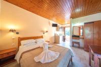 Mimosa Apartments with Pool - Chambres d’hôtes