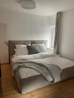 Mosel-Charm - Urige Dachgeschosswohnung für 6 Personen - 3 Schlafzimmer, Fahrradkeller & Gratis WLAN - BG Living & Hosting - B&B Ürzig