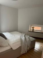 Mosel-Charm - Urige Dachgeschosswohnung für 6 Personen - 3 Schlafzimmer, Fahrradkeller & Gratis WLAN - BG Living & Hosting - B&B Ürzig