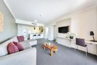 Resort Style City View King Bed Pool Balcony - Bed and Breakfast Darwin