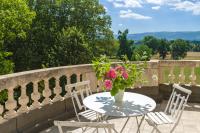 Habitación con cama extragrande y vistas a la montaña
