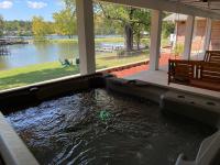 Stunning Luxury Lakefront Lodge! 8 BRs! Sleeps 32! - Chambres d'hôtes Hot Springs