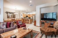 Upscale 4 Bed, 3 Bath at the Woodwinds with Amazing Mountain Views and Golf Course Access and private hot tub and garage sleeps 10 - Chambres d'hôtes Mammoth Lakes