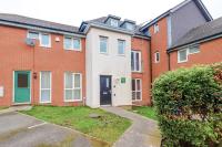 Luxury 4-bedroom Stoke Home Sleeps 10 by PureStay - Chambres d’hôtes Stoke-on-Trent