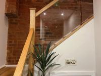 DJH Homes - Luxurious and chic 3BR Grade II Industrial House with log burner and electric blinds - JQ, Birmingham City - Chambres d'hôtes Birmingham
