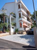 Apartment Ana with a Partial Sea View - B&B Cirquenizza