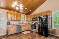 Melbeary~Views*Private Cabin*3 Kings*Hot Tub - Bed and Breakfast Sevierville