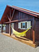 Chalé de 2 quartos, com estacionamento, a 5 min da praia! - B&B