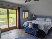 Habitación con cama extragrande y vistas al lago