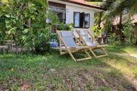 FRONT BEACH BUNGALOW - OUTDOOR SHOWER - Working Desk - B&B