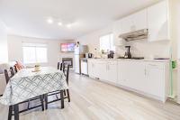 Walkout Basement Suite, 2 BDR 4BD, Bright and Spacious - B&B Calgary
