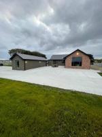 Spanish Point Luxury Home beside sea with Sauna! - Chambres d’hôtes Clarecastle