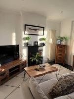 B&B Southend-on-Sea - Hill Grove 2 Bedroom Apartment - Bed and Breakfast Southend-on-Sea