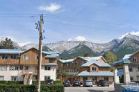 B211 MTN View ground floor town house- 2BD, Sleeps 8, hot tub, free parking, close to Banff - B&B Canmore