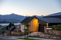 Water Lily Lake and Mountain Views - B&B Wanaka