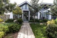 Leisure Isle 2 bedroom home with essential power. - B&B