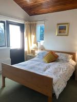 Habitación con cama extragrande y vistas al jardín