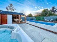 Cabin - Private Hot Tub & Swimming Pool - B&B Fareham