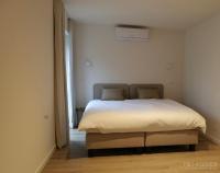 Zimmer mit Kingsize-Bett und Gartenblick. 