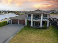 Relax at Lake Hood Luxury Canal Home with Jetty - Chambres d’hôtes Wakanui