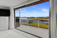 Relax at Lake Hood Luxury Canal Home with Jetty - Chambres d’hôtes Wakanui