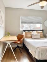 Modern 2 bedroom house w/backyard @La Cantera - B&B