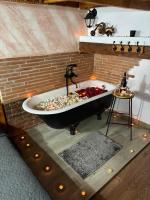 Marcos Apartments I Bathtub in Bedroom experience - B&B Făgăraș