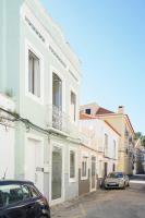 Upstairs Apartment in Mint house - Beach nearby, Balcony and Electric standing desk for remote work - Chambres d'hôtes Setúbal