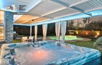 B&B Farmers Branch - DFW Lux House with Huge Backyard Pool Jacuzzi Bbq Cinema etc - Bed and Breakfast Farmers Branch