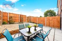 Spacious 4 Bedroom 2 Bath Serviced Home For Contractors & Families with X2 Free Parking Spaces, Fast WiFi - Hosted By Redwood Stays - Chambres d'hôtes Farnborough