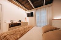 Suite con bañera de hidromasaje y cama grande