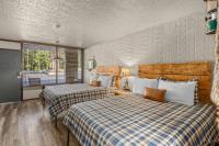 Stonegate Lodge Sleeps 4 Fast WiFi Firepits TV Salt Water Pool Room #204 - B&B
