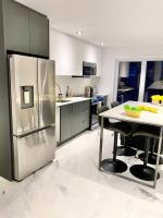B&B Montreal - Newly built 1BR in the little Italy - Bed and Breakfast Montreal