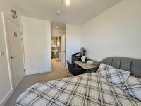 B&B Barking - Stylish Ensuite Double-Bed with Desk - Bed and Breakfast Barking