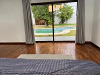 Chambre Lit King-Size - Vue sur Piscine