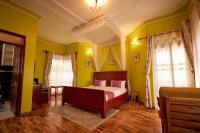 Habitación con cama grande y balcón