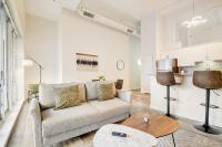 CozySuites - 1BR with Direct Skybridge Access #1 - Bed and Breakfast