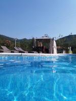 Zimmer mit Kingsize-Bett und Gartenblick. 