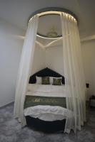 B&B Surat - HOTEL LA LUXURY - Bed and Breakfast Surat