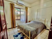 1 Bed Flat - Sleeps 2 - Parking - Wifi - Bed and Breakfast Paramaribo