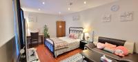 B&B Toronto - Main Floor Spacious Room in Toronto - Bed and Breakfast Toronto