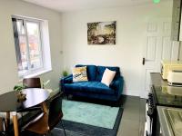 B&B Birmingham - Large 7 Bedrooms split-level Flat Sleeps up to 14 - Bed and Breakfast Birmingham