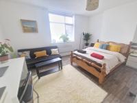 B&B Leicester - Cosy split-level 2 bed apartment - Bed and Breakfast Leicester