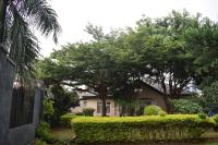 Spacious 5-Bedroom House with 3 Rooms Available for Your Stay - B&B