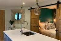 B&B Brixham - Parkside Lodge - Luxury Coastal Hideaway for Two - Bed and Breakfast Brixham