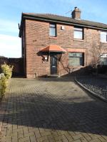 3 bed Hawthorn Berries House driveway & garden, M6 & M58 - B&B