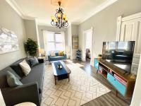 Spacious Historic Apartments In Lakeview Chicago - Walk to Wrigley, Nightlife, Shops, Hospitals - B&B
