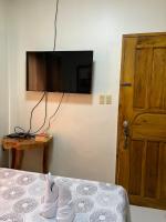Habitación con cama grande y vistas al jardín