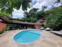 Suite mit Kingsize-Bett und Poolblick